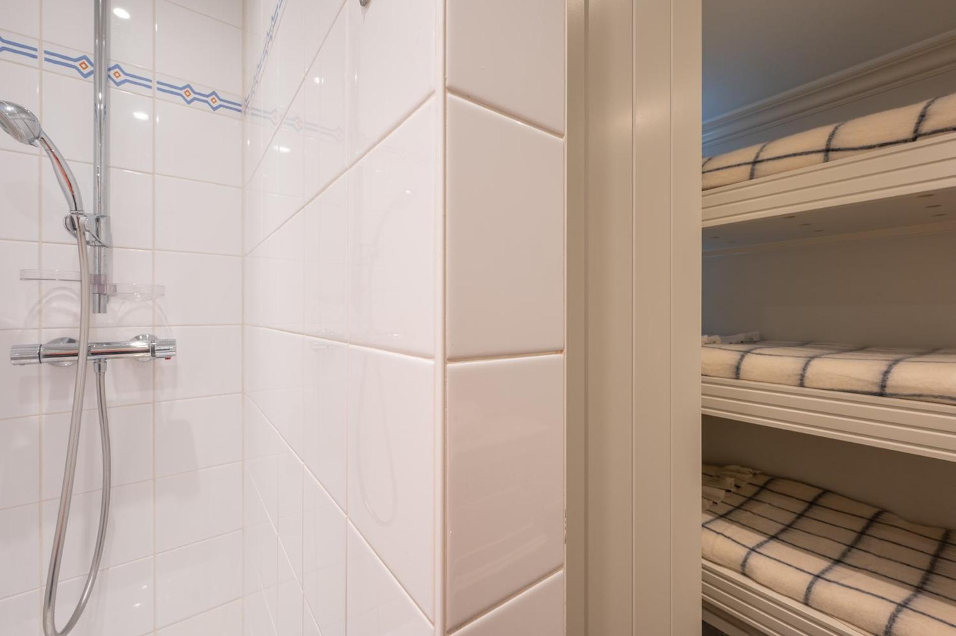 Apartment Appartementen Op De Zeedijk In Knokke Op De 3E En 4E Verdieping Van Logie Marie